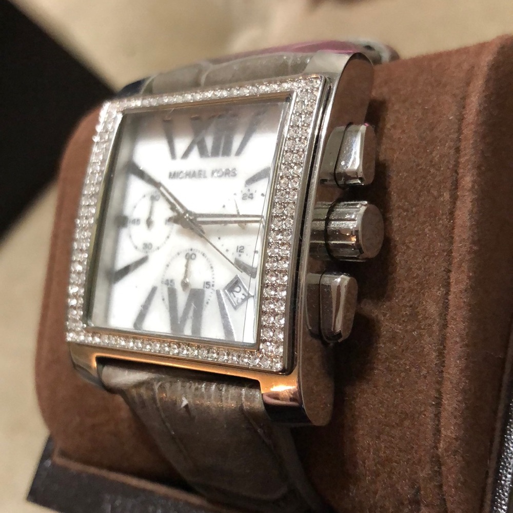 Watch - Picture 2 of 3
